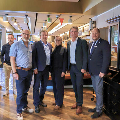 Von rechts: Landrat Timo Gaarz, Michael Robien, B�rgermeister der Gemeinde Lensahn, Simone Tackenberg, Fachbereichsleiterin f�r Soziales, Jugend, Bildung und Sport des Kreises Ostholstein, Frank N�sse, Gesch�ftsf�hrer der BR�CKE gGmbH, und Thomas Witt, Fa