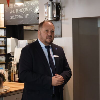 Bild vergr&ouml;&szlig;ern: Landrat Timo Gaarz bei der Er�ffnung des Caf� Mitte in Lensahn.
