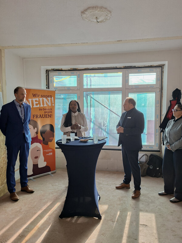 Bild vergr&ouml;&szlig;ern: Frauenhausf�rderung - Pressetermin mit Ministerin Tour�
