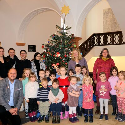 Bild vergrößern: Landrat Gaarz und die Kinder und ihre Erzieherinnen vor dem geschmückten Weihnachtsbaum