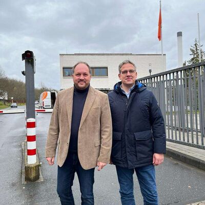 Landrat Timo Gaarz und Dr. Uwe Jürgens vor dem BBK