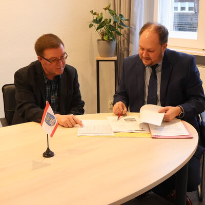 Landrat Timo Gaarz und Kai J&uuml;rgens (Leitung des Fachdienstes Finanzen) er&ouml;rtern den Kreishaushalt
