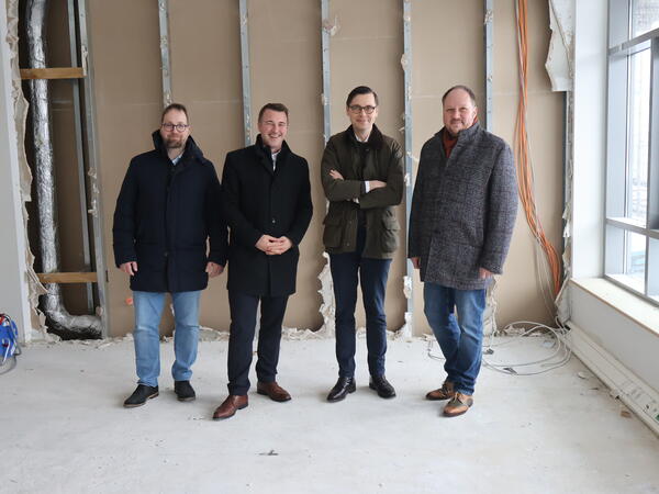 Dr. Markus Flügel, Franz Loose, Stephan Freitag und Landrat Timo Gaarz besichtigen die Baustelle am Klinikstandort Eutin