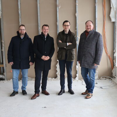 Dr. Markus Fl&uuml;gel, Franz Loose, Stephan Freitag und Landrat Timo Gaarz besichtigen die Baustelle am Klinikstandort Eutin